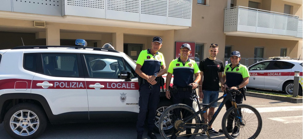 Gli rubano la bici da oltre 4 mila euro in Croazia, la polizia la ritrova nell'Alto Garda nascosta in un'auto